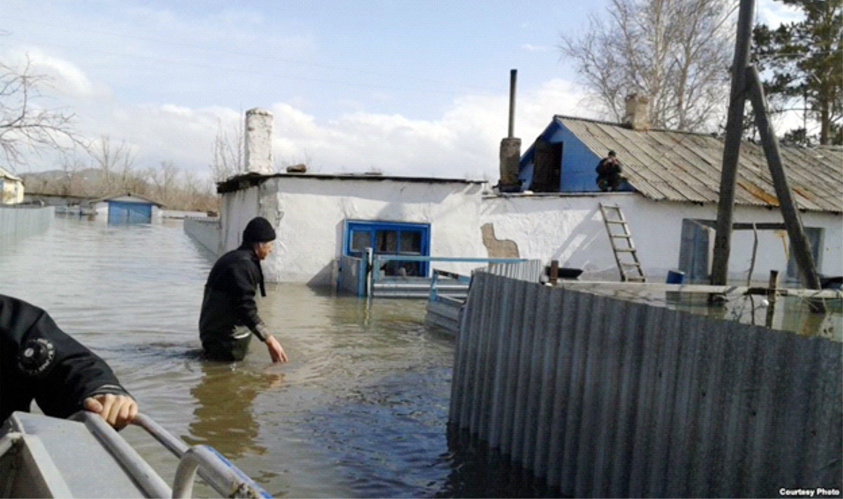 Есть ли наводнение в казахстане. Потоп в Казахстане. Потоп в Караганде. Коксун Карагандинская область. Потоп в Астане.